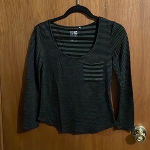 Woman’s small nolllie long sleeve